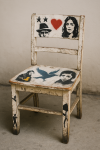 Photo réaliste d'une chaise peinte au pochoir, style Banksy