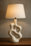 Photo réaliste d'une lampe au pied sculpté biomorphique, style Jean Arp