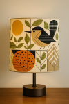 Photographie réaliste d'une lampe design avec des formes géométriques, style Charley Harper