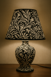 Photo réaliste d'une lampe décorée dans un style Vallotton