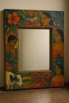 Photographie réaliste d'un miroir avec cadre sculpté inspiré de Gauguin