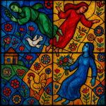 Vitrail coloré avec des personnages flottants dans le style de Marc Chagall